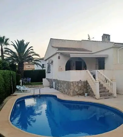 Acogedora Casa Con Piscina Ferienhaus