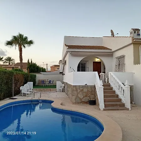 Acogedora Casa Con Piscina 度假居 *